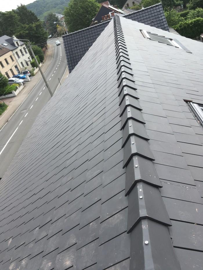 Ouvrier sur toiture en ardoise en rénovation