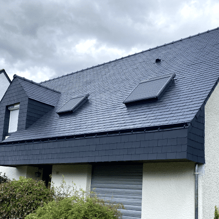 Maison avec toiture entièrement rénovée